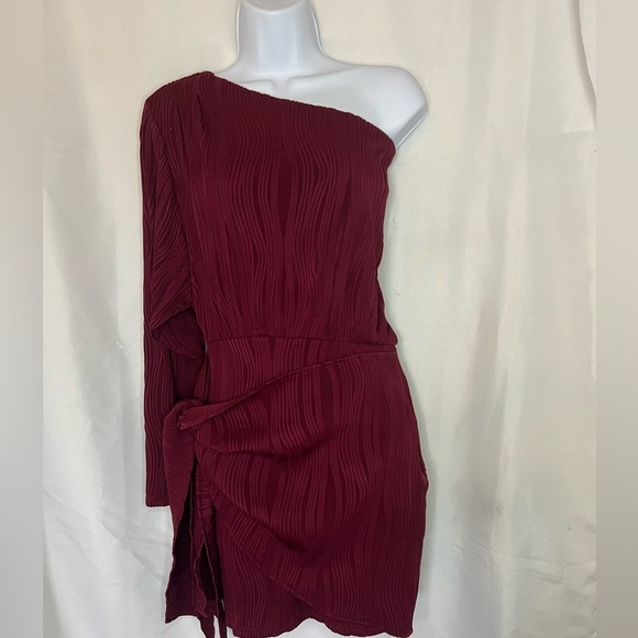 Petal + Pup Micki One Shoulder Midi Dress in Burgundy, size S, BNWT, Love Island - Picture 8 of 13